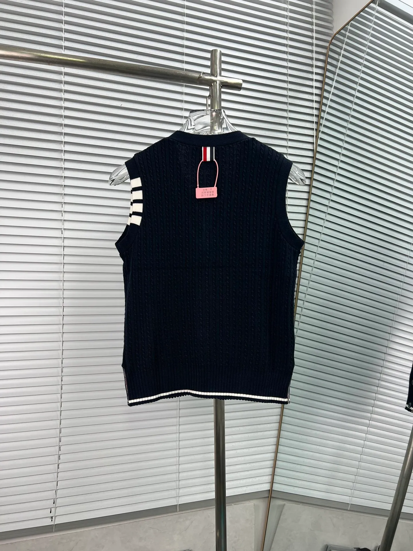 THOM BROWNE🇳🇱 𝐃𝐞𝐭𝐚𝐢𝐥 ： TB ， ， ， ， ooookkkkkk ， ， ， ， T look jue ：White Gray Blue Sizes： 0.1.2(S.M.L)
